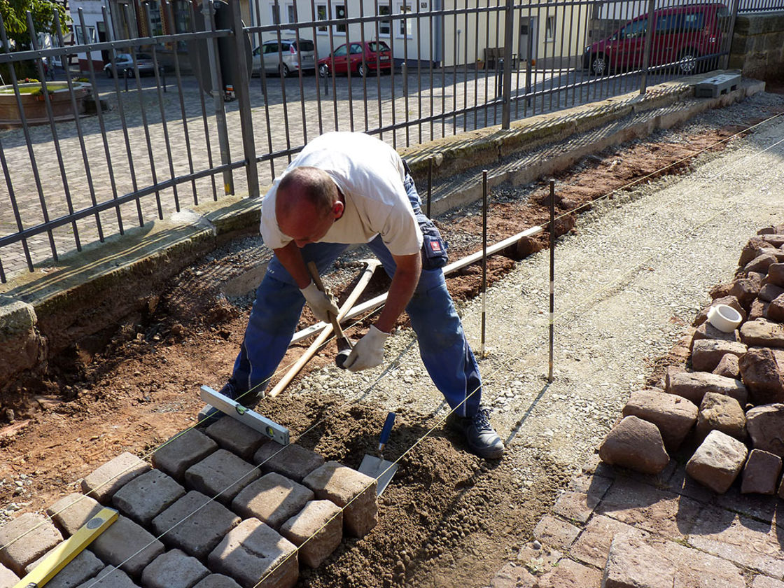 Pflaster- und Treppenarbeiten an St. Crescentius (Foto:Karl-Franz Thiede)